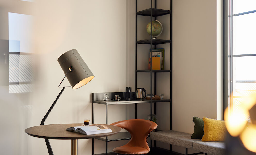 Zimmer M Loft Superior im Gastwerk Hotel Hamburg mit rundem Tisch