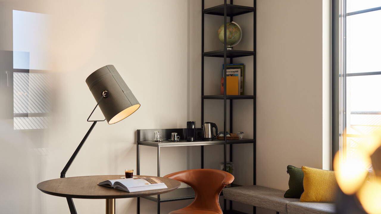 Zimmer M Loft Superior im Gastwerk Hotel Hamburg mit rundem Tisch