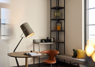 Zimmer M Loft Superior im Gastwerk Hotel Hamburg mit rundem Tisch