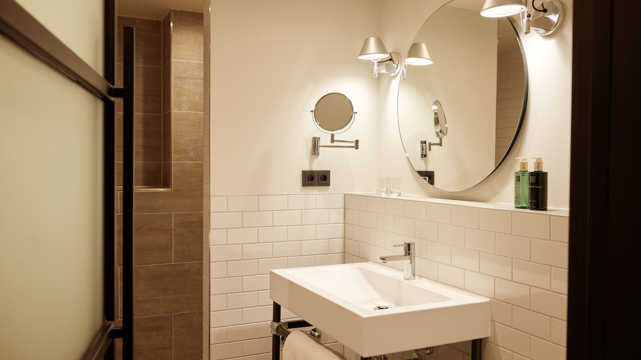 Helles Badezimmer im Zimmer S Loft des Gastwerk Hotel Hamburg