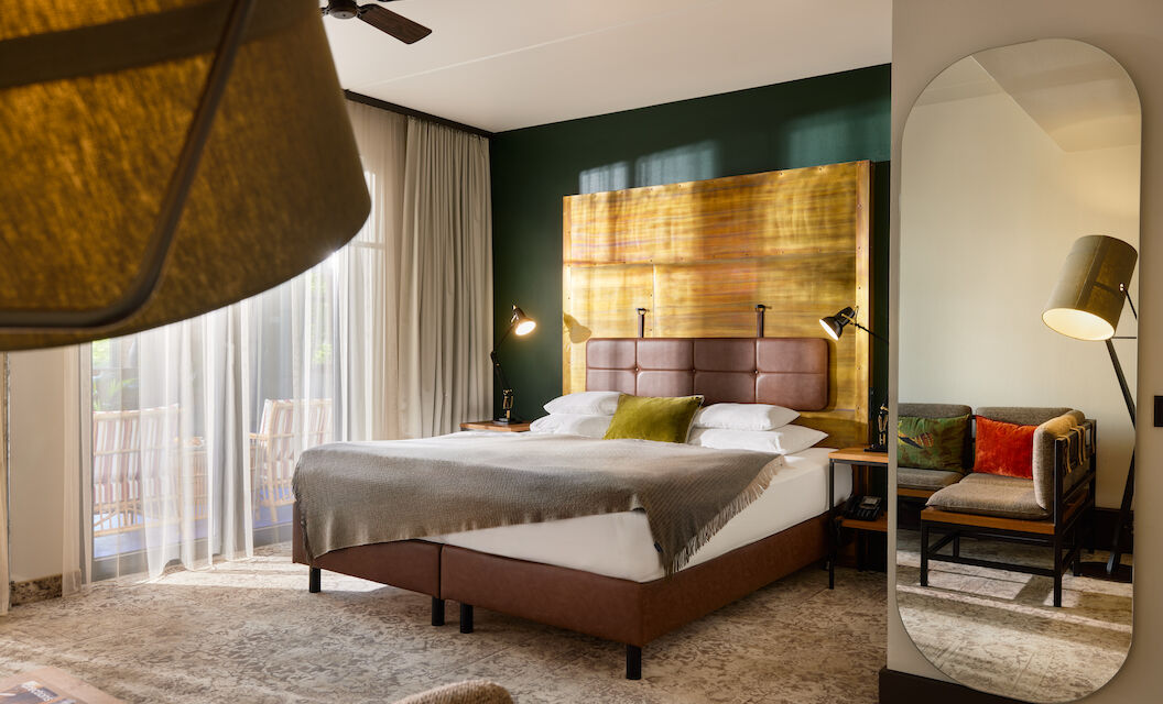 S Loft Atrium im Gastwerk Hotel Hamburg mit Doppelbett mit Kupfer-Kopfteil