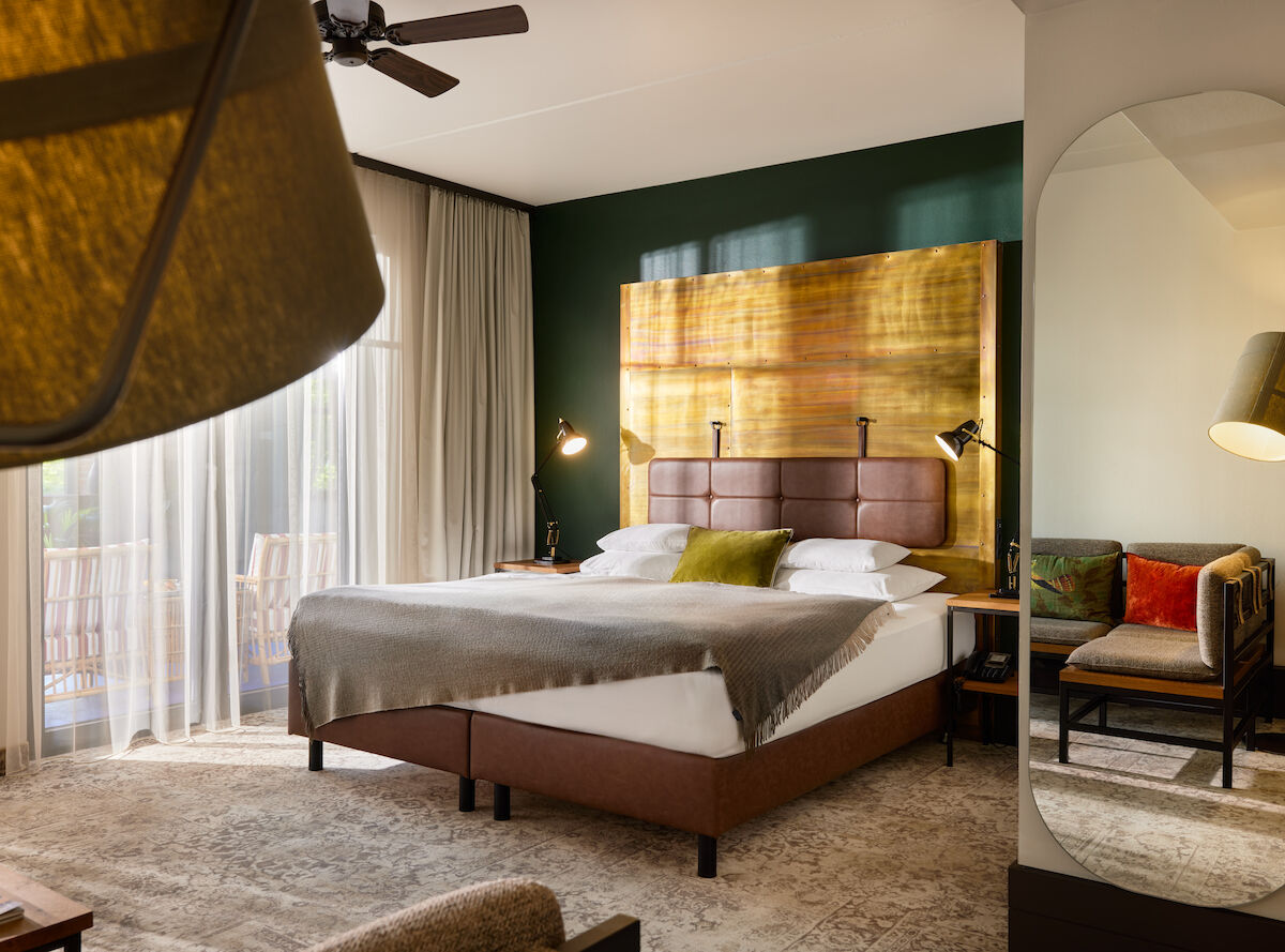 S Loft Atrium im Gastwerk Hotel Hamburg mit Doppelbett mit Kupfer-Kopfteil
