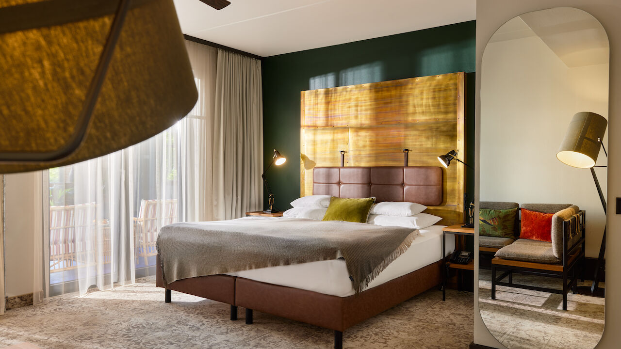 S Loft Atrium im Gastwerk Hotel Hamburg mit Doppelbett mit Kupfer-Kopfteil
