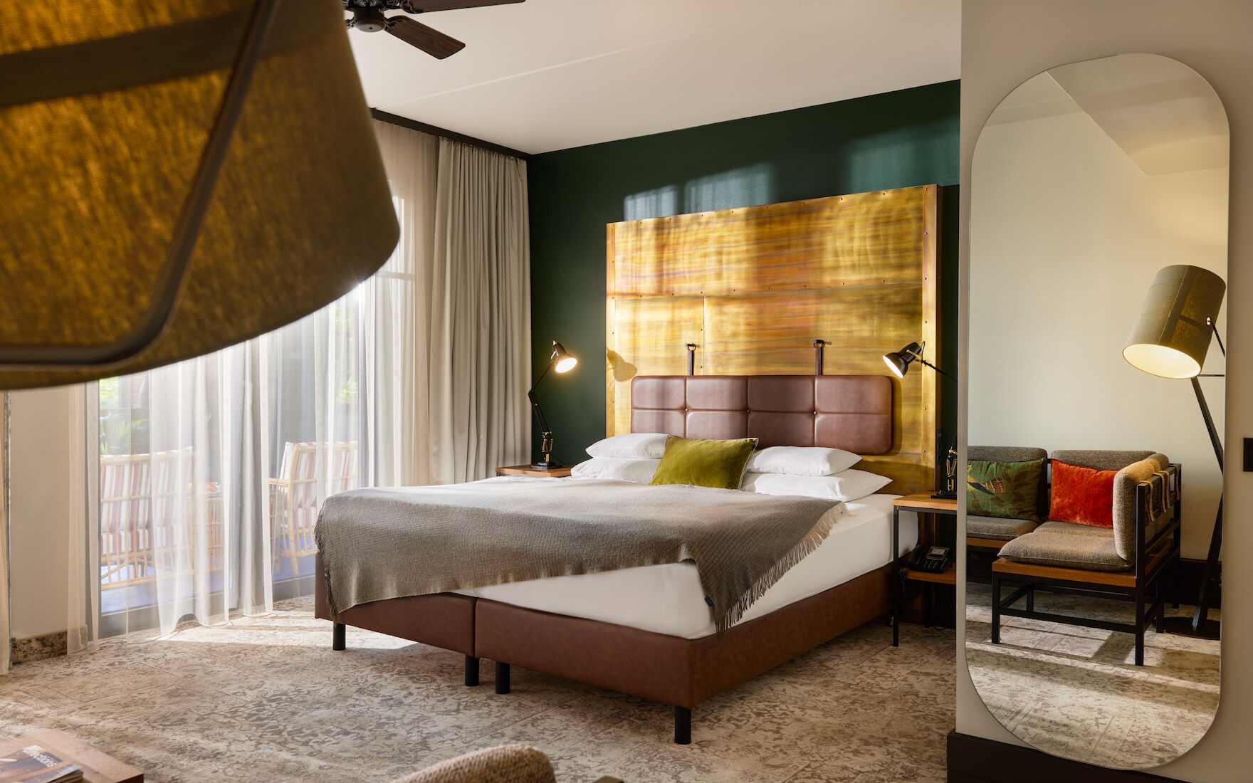 S Loft Atrium im Gastwerk Hotel Hamburg mit Doppelbett mit Kupfer-Kopfteil