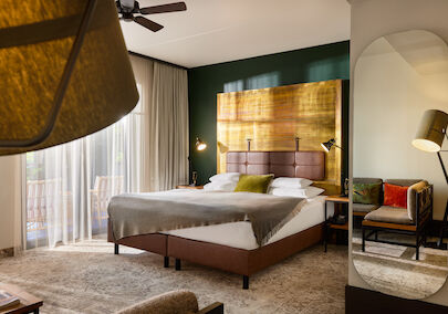 S Loft Atrium im Gastwerk Hotel Hamburg mit Doppelbett mit Kupfer-Kopfteil