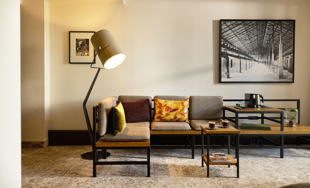 S Loft Atrium im Gastwerk Hotel Hamburg mit Sofaecke und großer Stehlampe