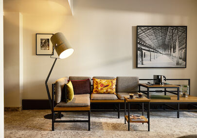 S Loft Atrium im Gastwerk Hotel Hamburg mit Sofaecke und großer Stehlampe