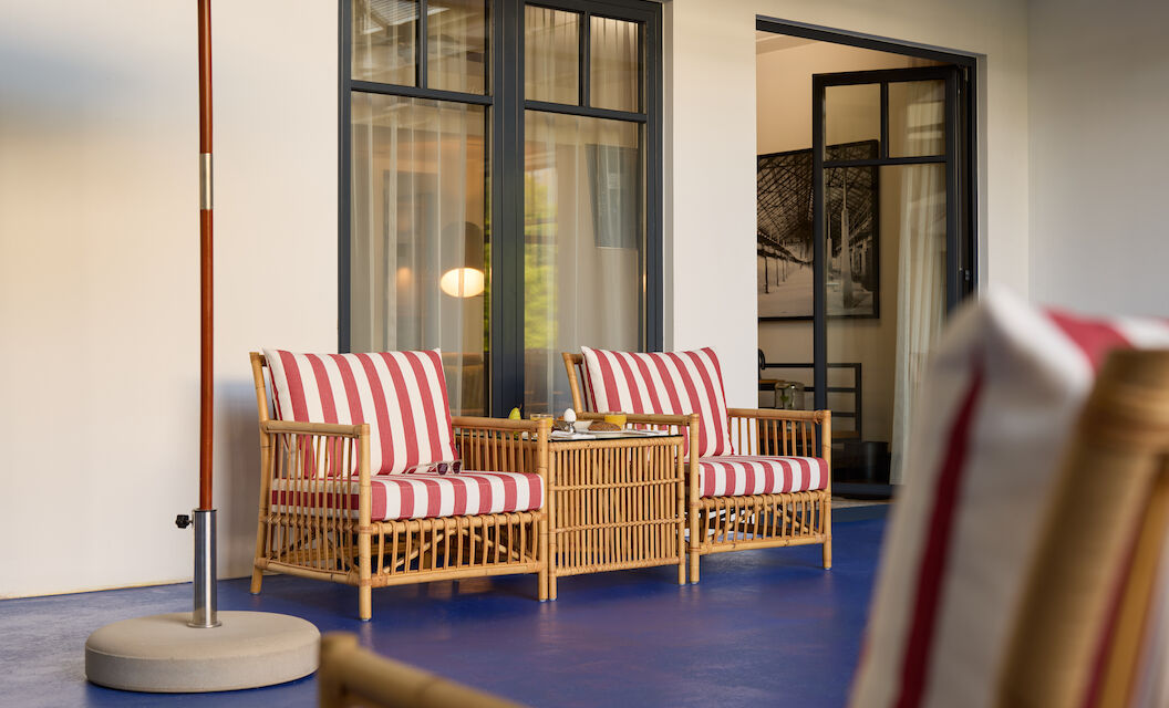 S Loft Atrium im Gastwerk Hotel Hamburg mit blauem Atrium und rot-weiß gestreiften Sesseln