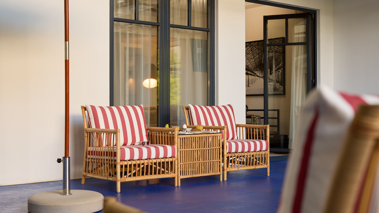 S Loft Atrium im Gastwerk Hotel Hamburg mit blauem Atrium und rot-weiß gestreiften Sesseln