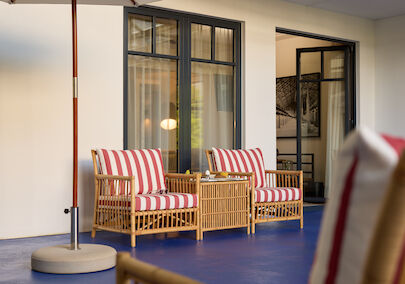 S Loft Atrium im Gastwerk Hotel Hamburg mit blauem Atrium und rot-weiß gestreiften Sesseln