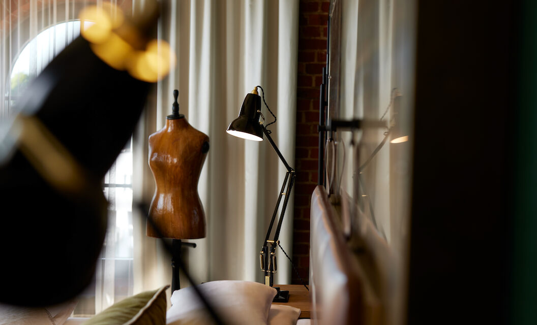 L Loft mit schwarzen Lampen und Schneiderpuppe im Hintergrund