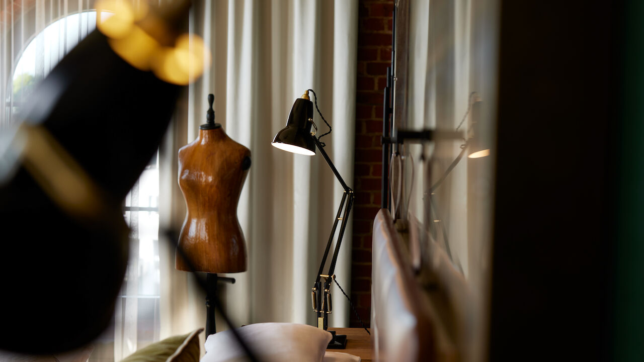 L Loft mit schwarzen Lampen und Schneiderpuppe im Hintergrund