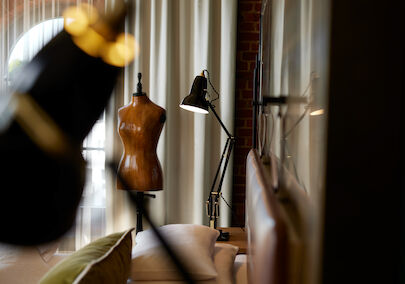 L Loft mit schwarzen Lampen und Schneiderpuppe im Hintergrund