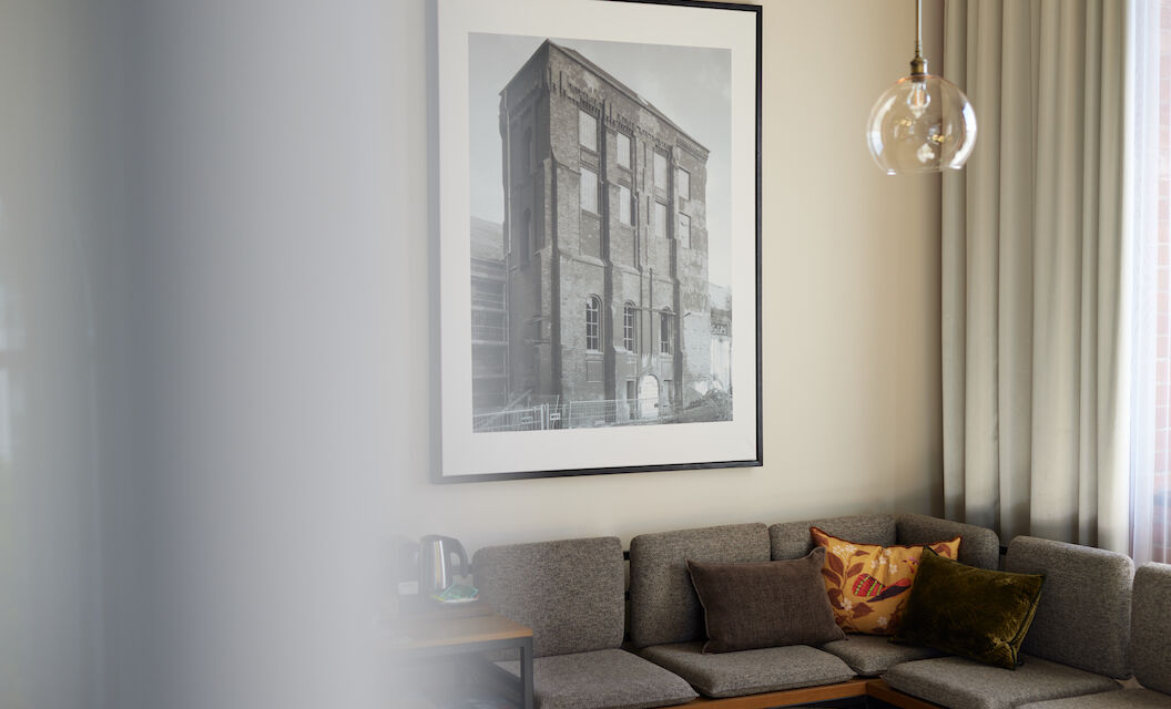 Sitzecke im L Loft des Gastwerk Hotel Hamburg mit historischem Bild an der Wand