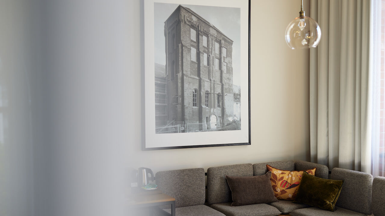 Sitzecke im L Loft des Gastwerk Hotel Hamburg mit historischem Bild an der Wand