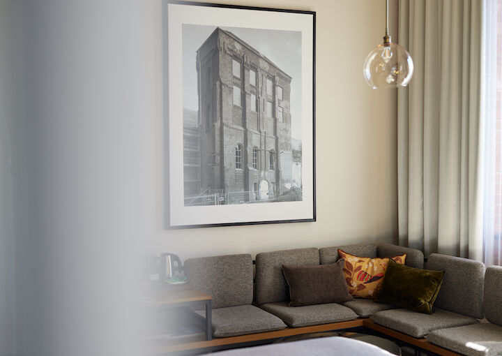 Sitzecke im L Loft des Gastwerk Hotel Hamburg mit historischem Bild an der Wand