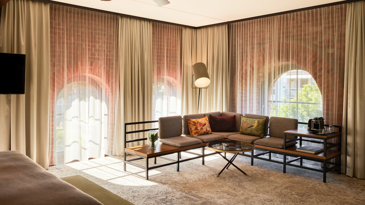 Sitzecke im XL Loft mit Backsteinwand im Hintergrund