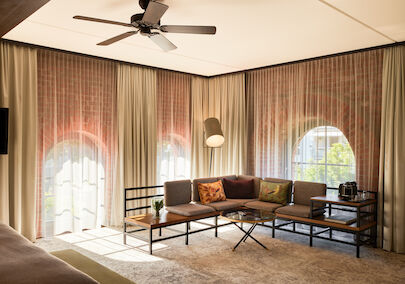 Sitzecke im XL Loft mit Backsteinwand im Hintergrund