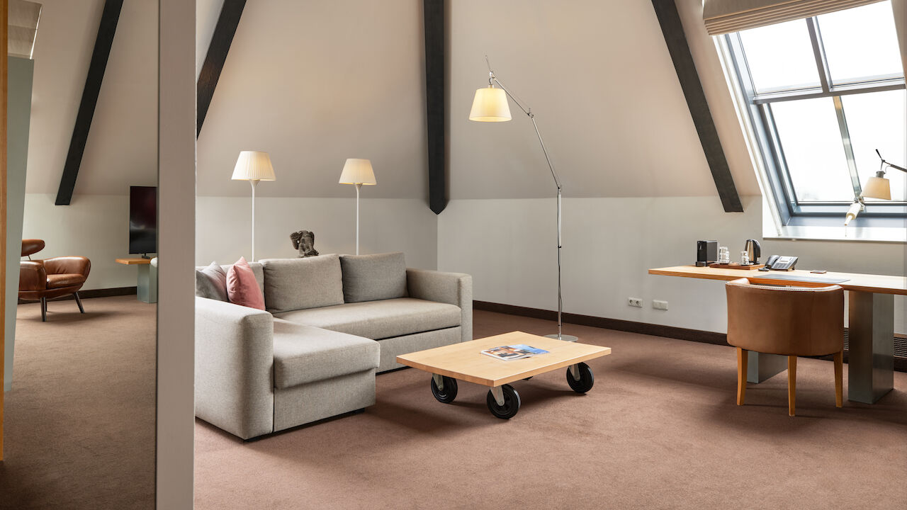 XL Loft im Gastwerk Hotel Hamburg mit grauem Sofa und Couchtisch davor