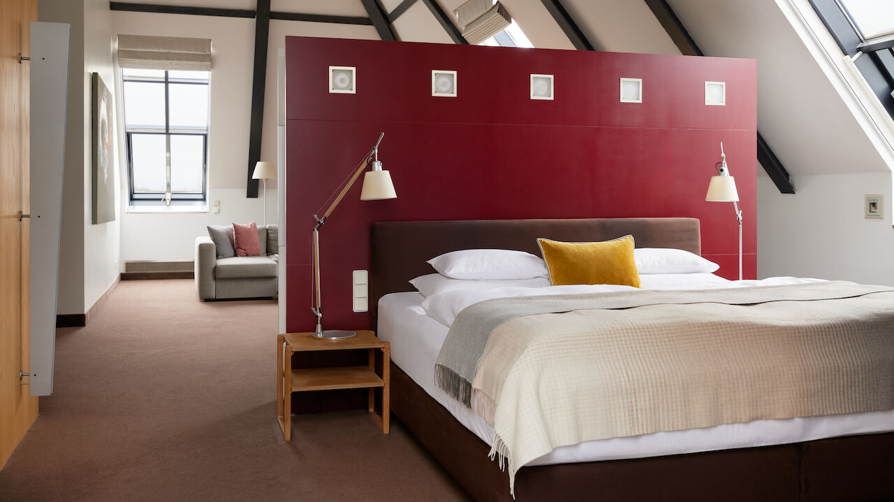 XL Loft im Gastwerk Hotel Hamburg mit Doppelbett, roter Rückwand und hohen Decken