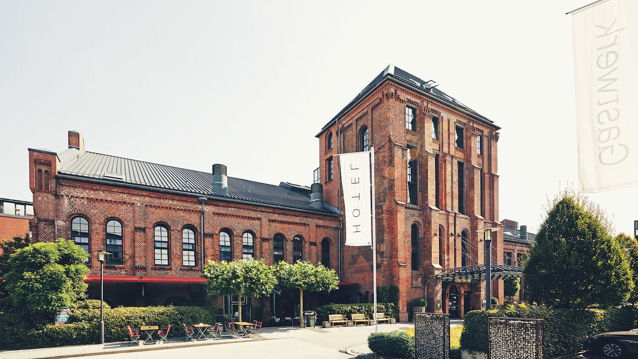 Außenansicht des Gastwerk Hotel Hamburg mit wehender Gastwerk-Flagge