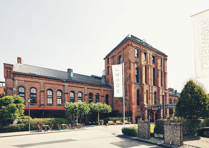 Außenansicht des Gastwerk Hotel Hamburg mit wehender Gastwerk-Flagge