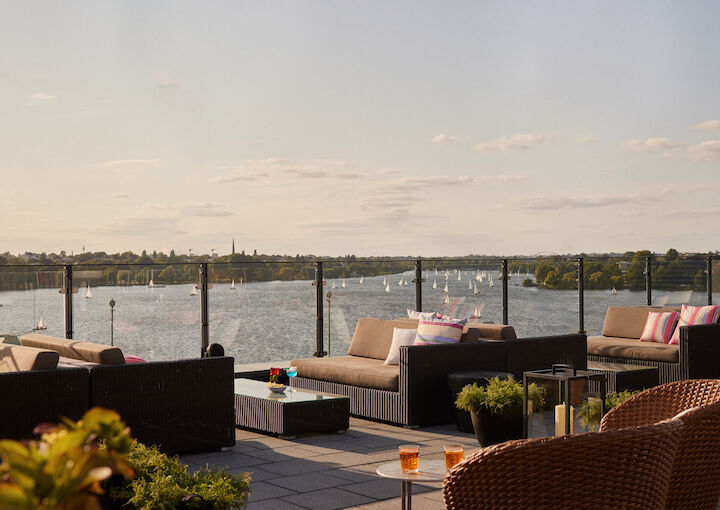 Free view of the Alster from the lounge furniture at the rooftop bar